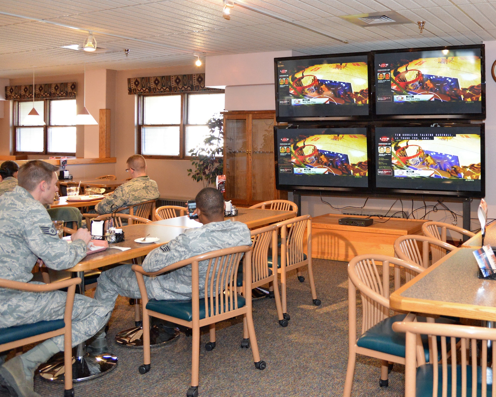 Kirtland’s military dining facility, the Thunderbird Inn, sports televisions around the dining area and portable speakers can be brought to the tables for customers
to listen to a specific TV. A conference room enlisted Airmen can use for meeting space, non-military computers in the dining area or Wi-Fi. The facility serves 600 or more meals a day. (Photo by Jamie Burnett)