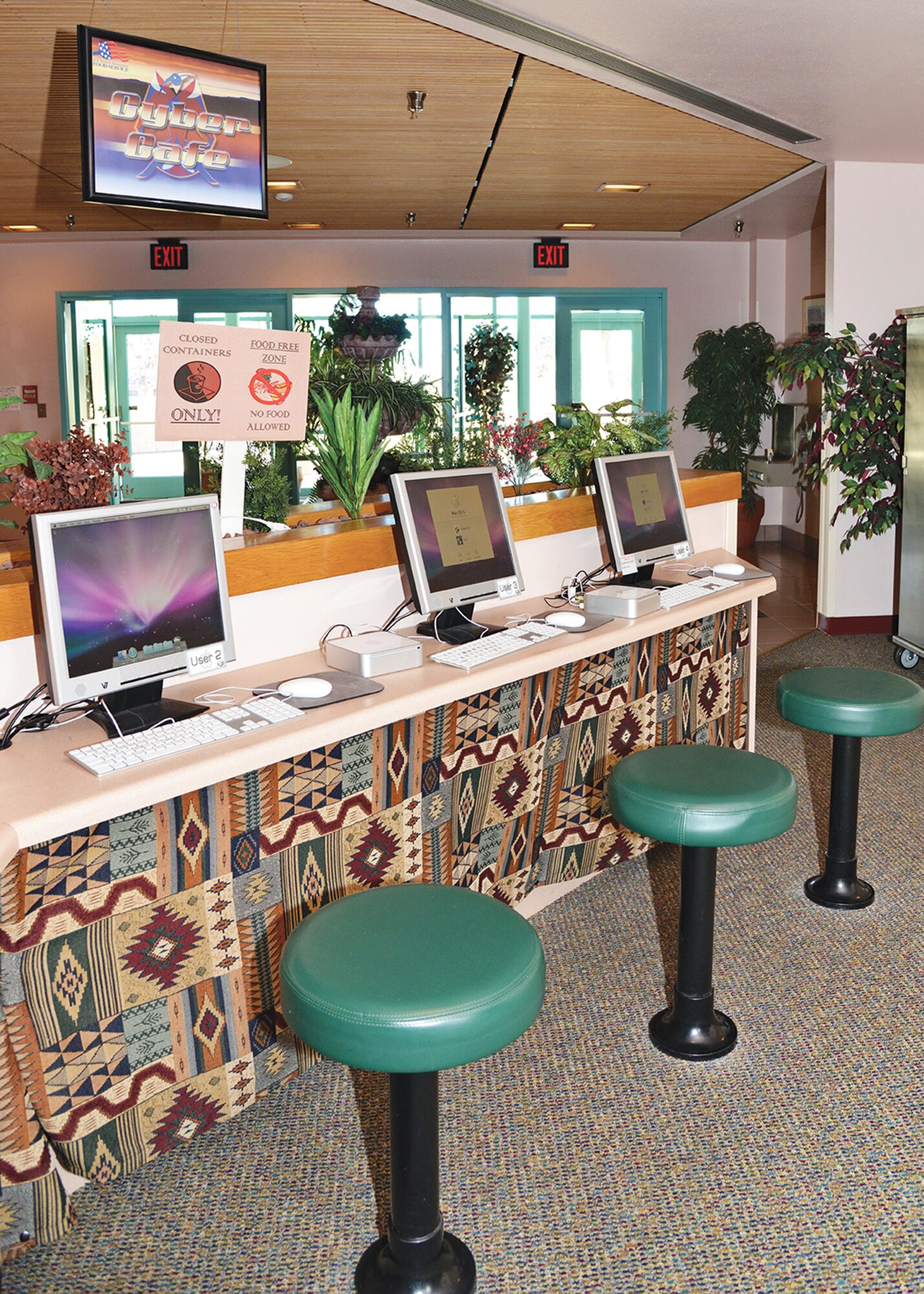 Kirtland’s military dining facility, the Thunderbird Inn, sports televisions around the dining area and portable speakers can be brought to the tables for customers
to listen to a specific TV. A conference room enlisted Airmen can use for meeting space, non-military computers in the dining area or Wi-Fi. The facility serves 600 or more meals a day. (Photo by Jamie Burnett)