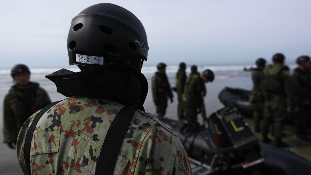 Marines with 1st Reconnaissance Battalion, 1st Marine Division, teach Basic Maneuver Techniques for the Combat Rubber Raiding Craft to members of the Japan Ground Self-Defense Force aboard Camp Pendleton on Jan. 28, 2015, during Exercise Iron Fist 2015 to help develop the Self-Defense Force’s understanding of amphibious operations. Exercise Iron Fist 15 is an annual bilateral training exercise between U.S. and Japanese military forces that builds their combined ability to conduct amphibious and land-based contingency operations. IF15, currently in its tenth iteration, is scheduled from Jan. 26 to Feb. 27, 2015, in southern California. 