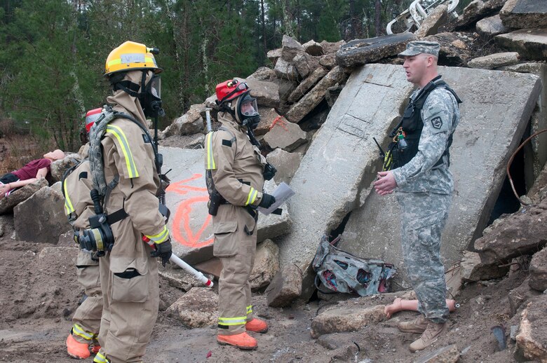 Army 1st Sgt. Lee Given, a search and extraction trainer for the Joint Interagency Training and Education Center, gives instruction to the Kentucky National Guard CERFP Search and Extraction Team during Operation Starke Thunder at Camp Blanding in Starke, Fla., Jan. 13, 2015. Trainers provided oversight and on-the-spot corrections during the four-day exercise. (U.S. Air National Guard photo by Staff Sgt. Vicky Spesard)