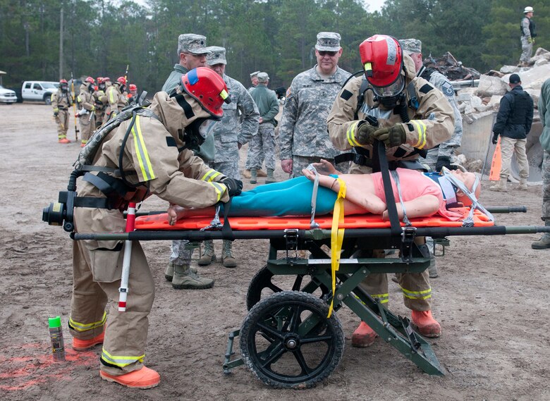 Members of the Kentucky National Guard CERFP extract a casualty from a simulated hot zone during Operation Starke Thunder while Army Maj. Gen. David E. Wilmot, deputy surgeon general for the Army National Guard, looks on Jan. 14, 2015. The CERFP was being evaluated for mission readiness during the four-day exercise, held at Camp Blanding in Starke, Fla. (U.S. Air National Guard photo by Staff Sgt. Vicky Spesard)