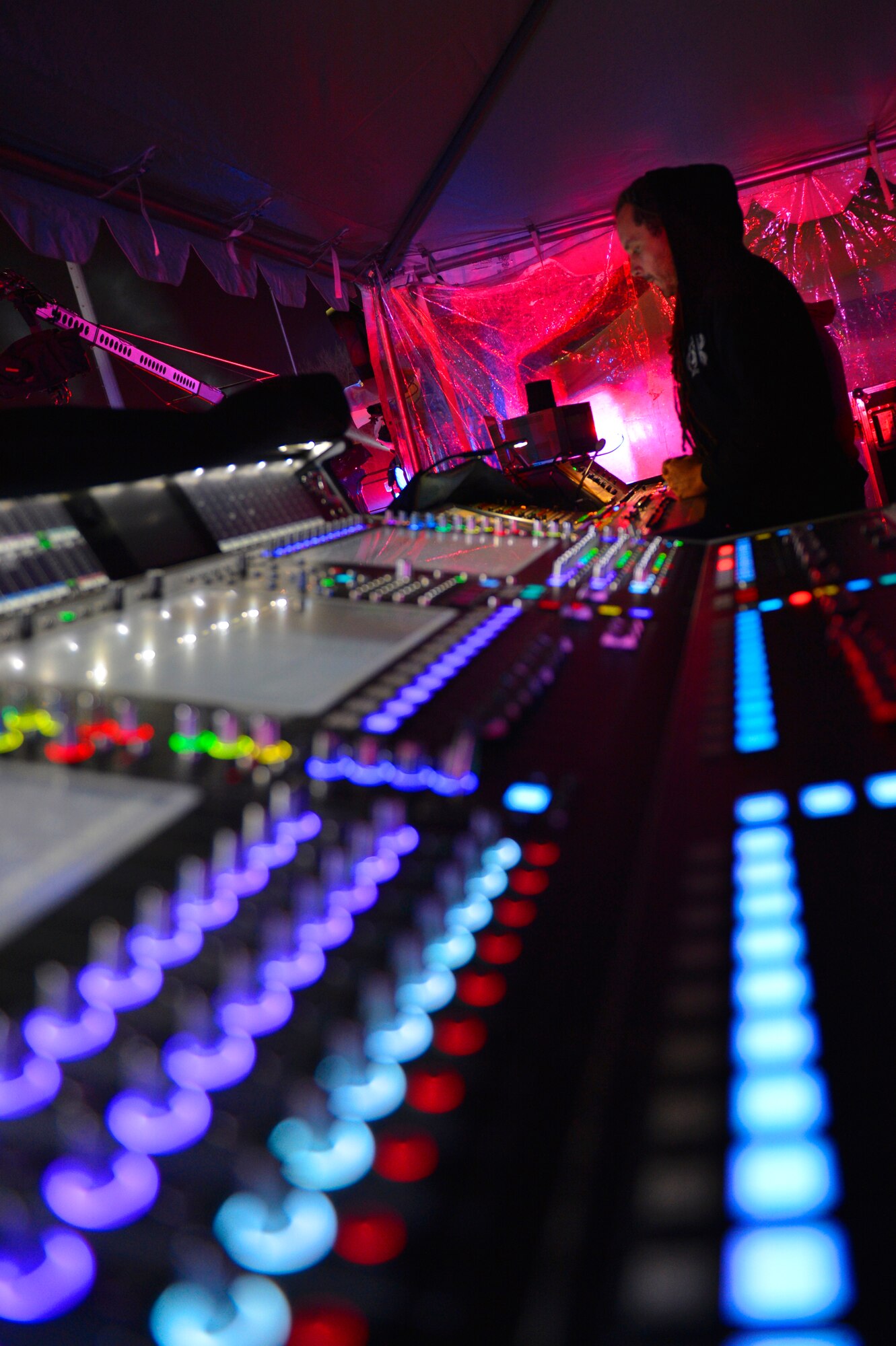 Mat Collis, front of house engineer for Charli XCX, works the control board at the VH1 concert at Luke Air Force Base, Arizona, Jan. 30, 2015. Thousands of Luke's Thunderbolts waited in line to see the show. (U.S. Air Force photo by Airman Pedro Mota)
