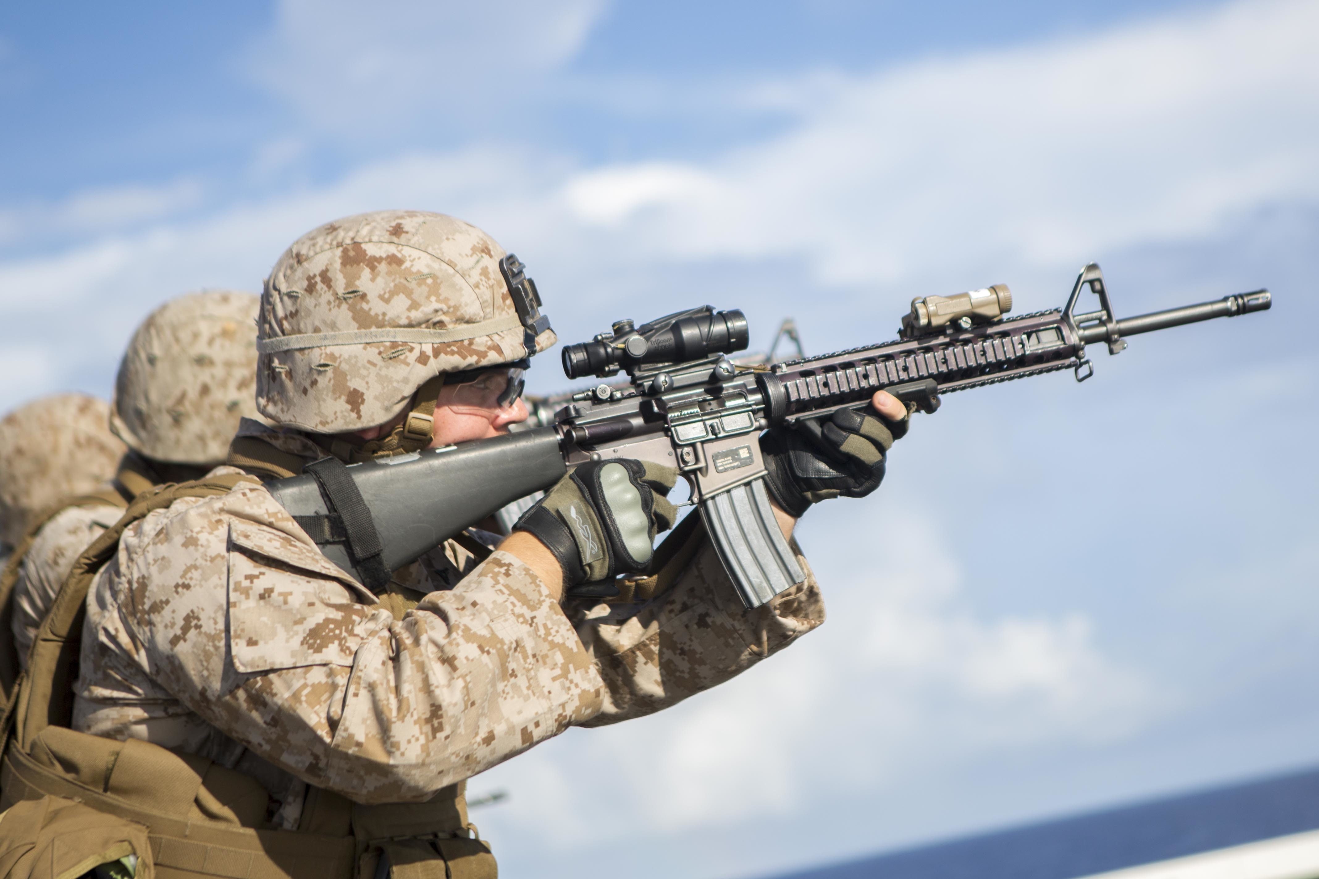 ゆう2点セットUSMC shooting ＋ADOLPHE LAFONT File:A U.S. Marine Corps scout sniper with Weapons Company