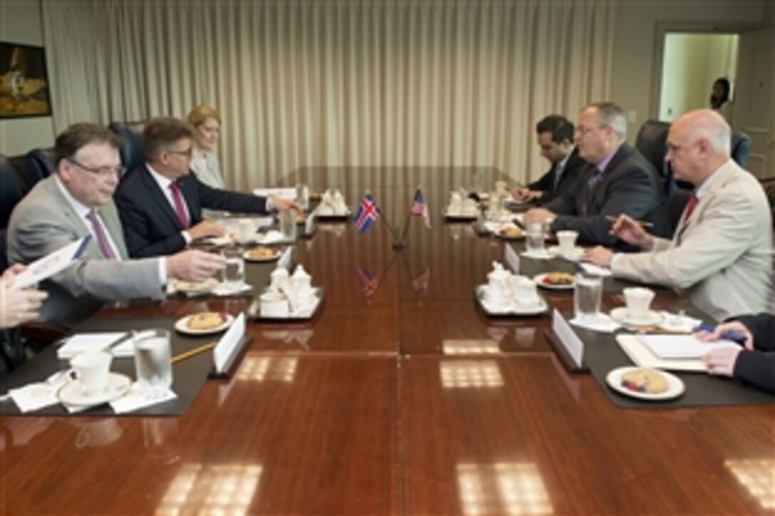 U.S. Deputy Defense Secretary Bob Work, second from right, meets with Icelandic Foreign Affairs Minister Gunnar Bragi Sveinsson, second from left, to discuss matters of importance at the Pentagon, July 1, 2015. 