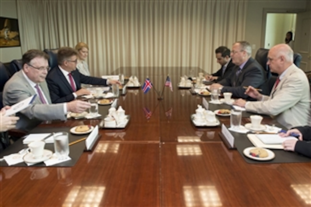 U.S. Deputy Defense Secretary Bob Work, second from right, meets with Icelandic Foreign Affairs Minister Gunnar Bragi Sveinsson, second from left, to discuss matters of mutual interest at the Pentagon, July 1, 2015.