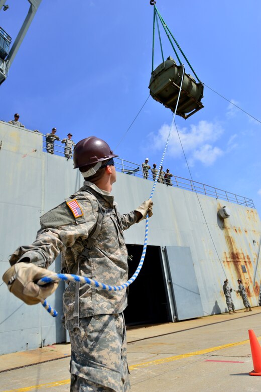 Eustis cargo specialists train with crane > Joint Base LangleyEustis