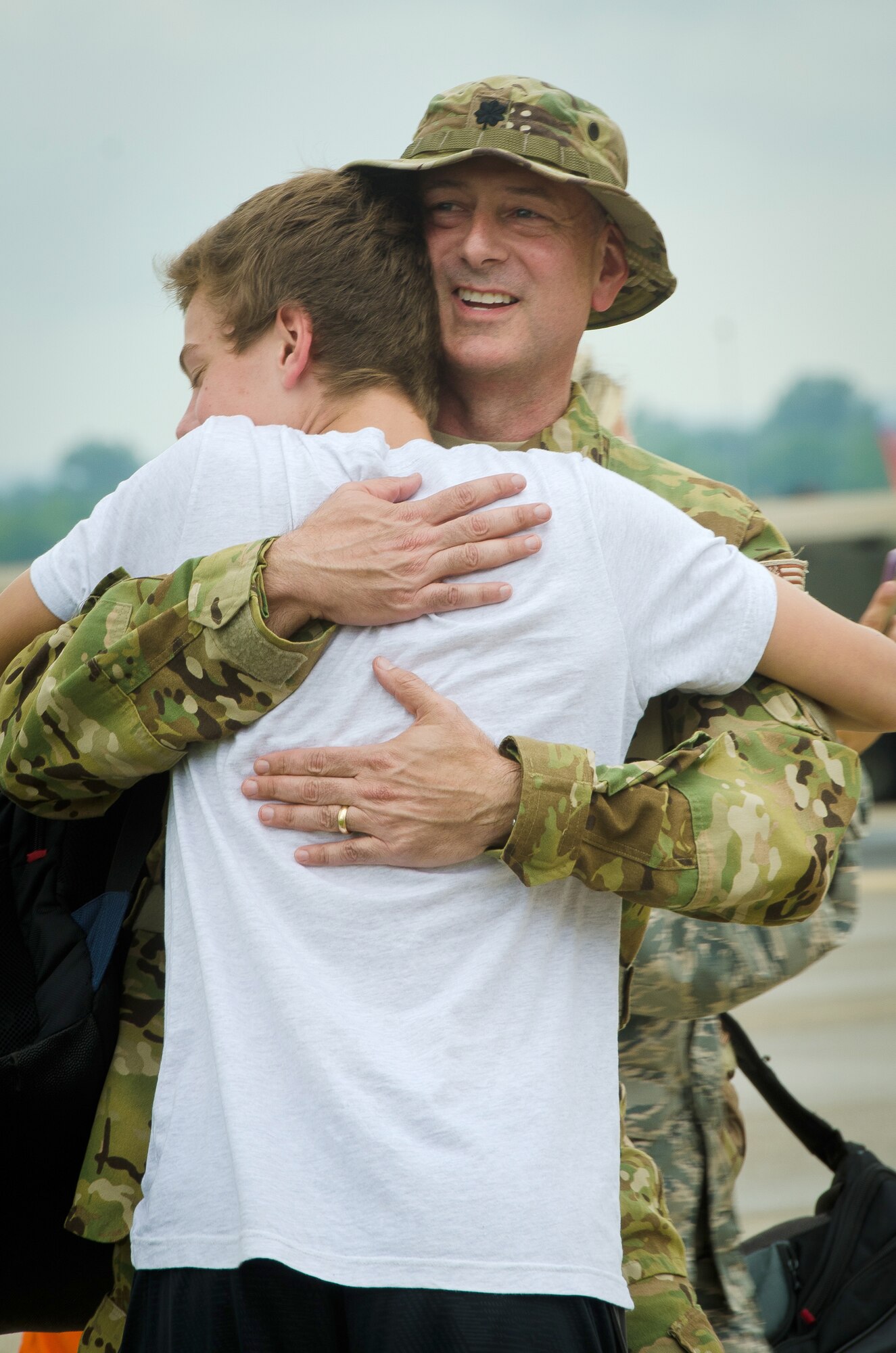 Lt. Col. Scott Ledford, a pilot in the 165th Airlift Squadron, embraces a family member during a homecoming ceremony at the Kentucky Air National Guard Base in Louisville, Ky., July 8, 2015. Ledford and 29 other Kentucky Air Guardsmen returned from a deployment to the Persian Gulf Region, where they’ve been supporting Operation Freedom’s Sentinel since February. (U.S. Air National Guard photo by Master Sgt. Phil Speck)