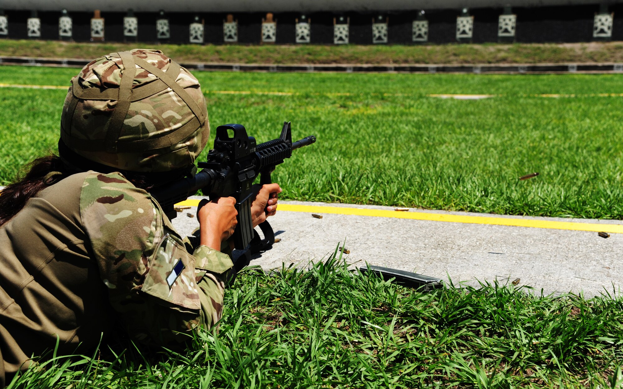 British army Signaller Adina Pyatt, 258th Signal Squadron communications operator, fires a rifle at the Hillsborough County Sheriff’s Office Outdoor Shooting Range in Lithia, Fla., June 25, 2015. The Joint Communications Support Element members instructed and assisted on shooting sequences. (U.S. Air Force photo by Airman 1st Class Danielle Conde/Released)