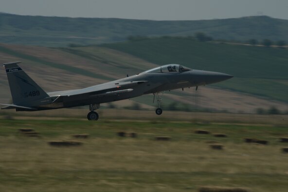 A U.S. Air National Guard F-15C Eagle fighter aircraft pilot assigned to the 123rd Expeditionary Fighter Squadron lands during a theater security package deployment July 7, 2015, at Campia Turzii, Romania. U.S. Air Force fighter squadrons have previously deployed as part of similar theater security packages to the Pacific theater since 2004. (U.S. Air Force photo by Senior Airman Dylan Nuckolls/Released)