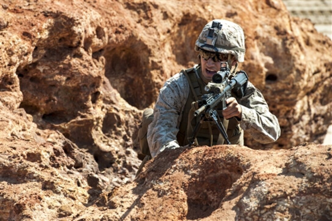 A U.S. Marine participates in a simulated amphibious assault during Talisman Sabre 2015 at Fog Bay, Australia, July 8, 2015. The biennial exercise enables about 30,000 U.S. and Australian troops to conduct operations to enhance their abilities to plan and execute operations, from combat missions to humanitarian assistance efforts.