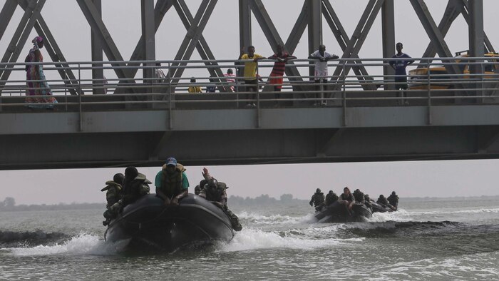 U.S. Marines assigned to Special-Purpose Marine Air-Ground Task Force Crisis Response-Africa and Seneglaese Compagnie Fusilier de Marin Commandos execute a “line of stern” patrolling formation during small-boat operations training in St. Louis, Senegal, July 3, 2015. Approximately 20 Marines, sailors and coast guardsmen with the unit spent the week teaching more than 30 members of the Fusilier Marins small-boat operations and maintenance skills. 
