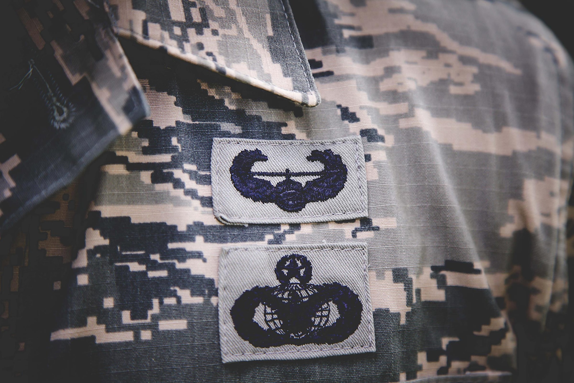 Chief Master Sgt. Rob Grimsley, 315th Security Forces Squadron, wears the Army Air Assault Badge on his Air Force Airman Battle Uniform (here). He is also authorized to wear the badge on his blues. (U.S. Air Force photo by 2nd Lt. Rashard Coaxum)