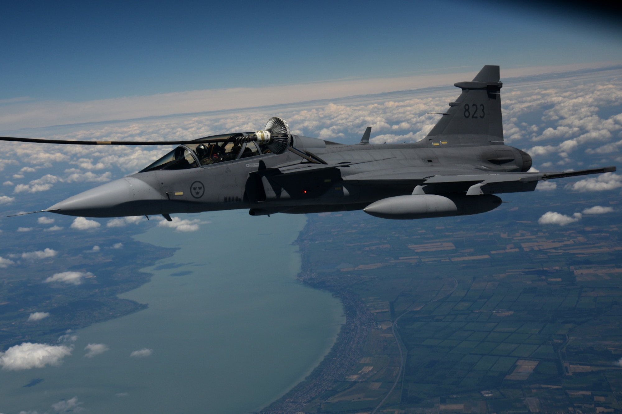 Hungarian air force performs first air refueling with help from NATO ally, partner > U.S. Forces in Europe & Forces Africa > News