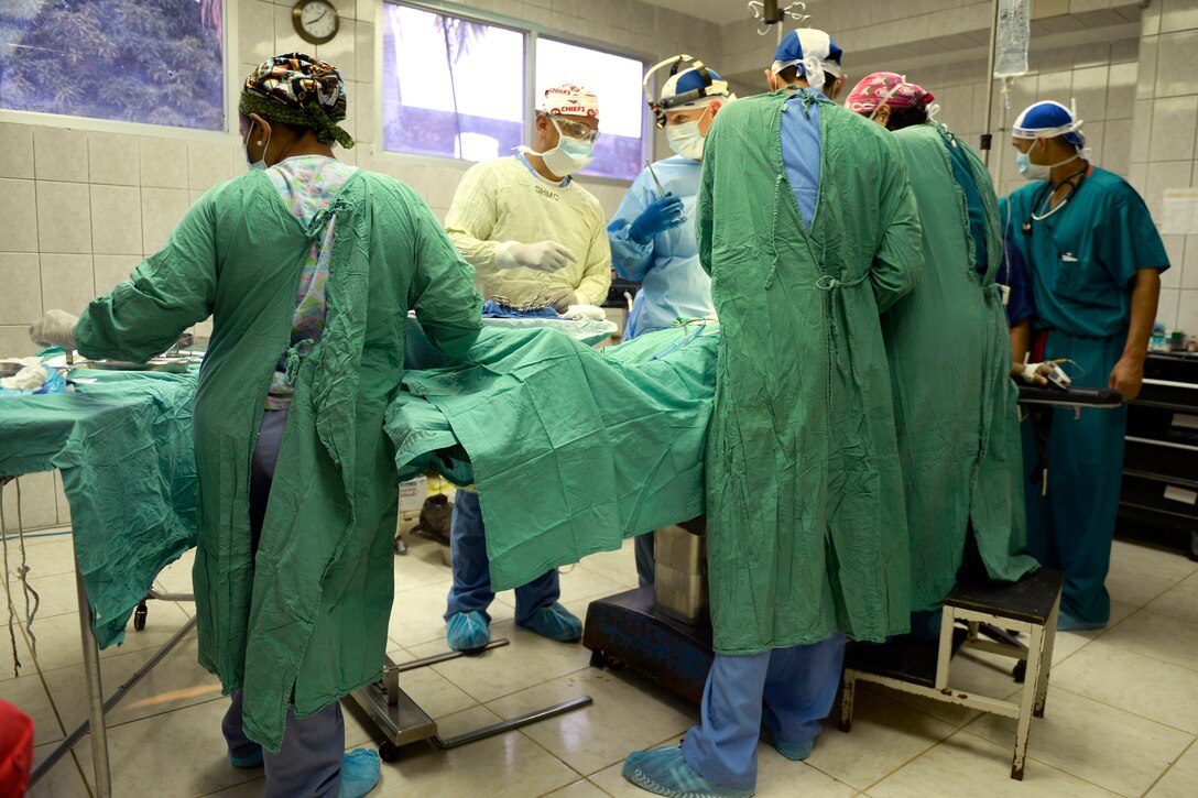 U.S. Air Force and Honduran doctors work together to remove a diseased gallbladder from a patient at the Doctor Salvador Paredes Hospital in Trujillo, Honduras, July 2, 2015. 