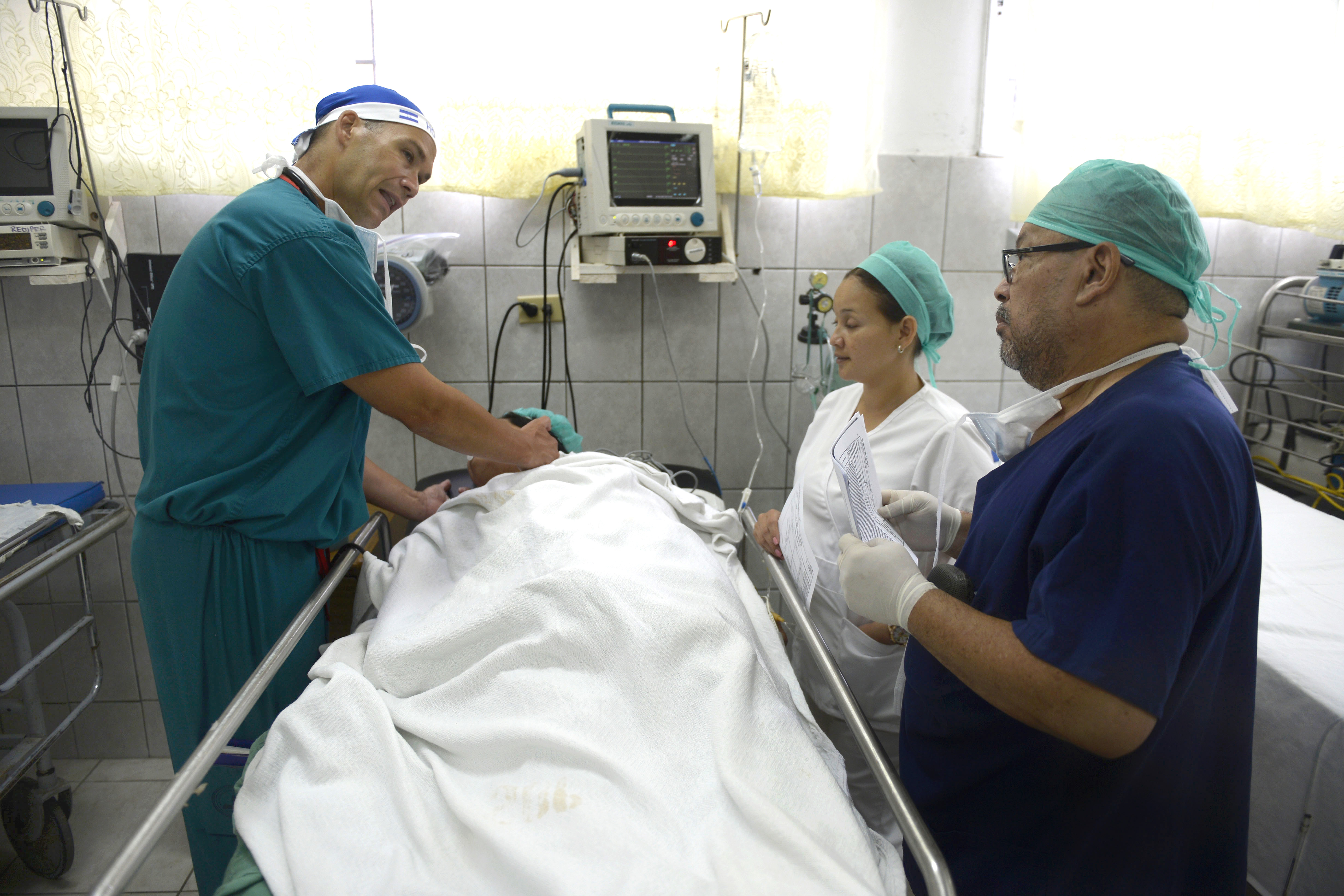 Us Air Force Maj Frederick Grois Left Talks To Honduran Medical