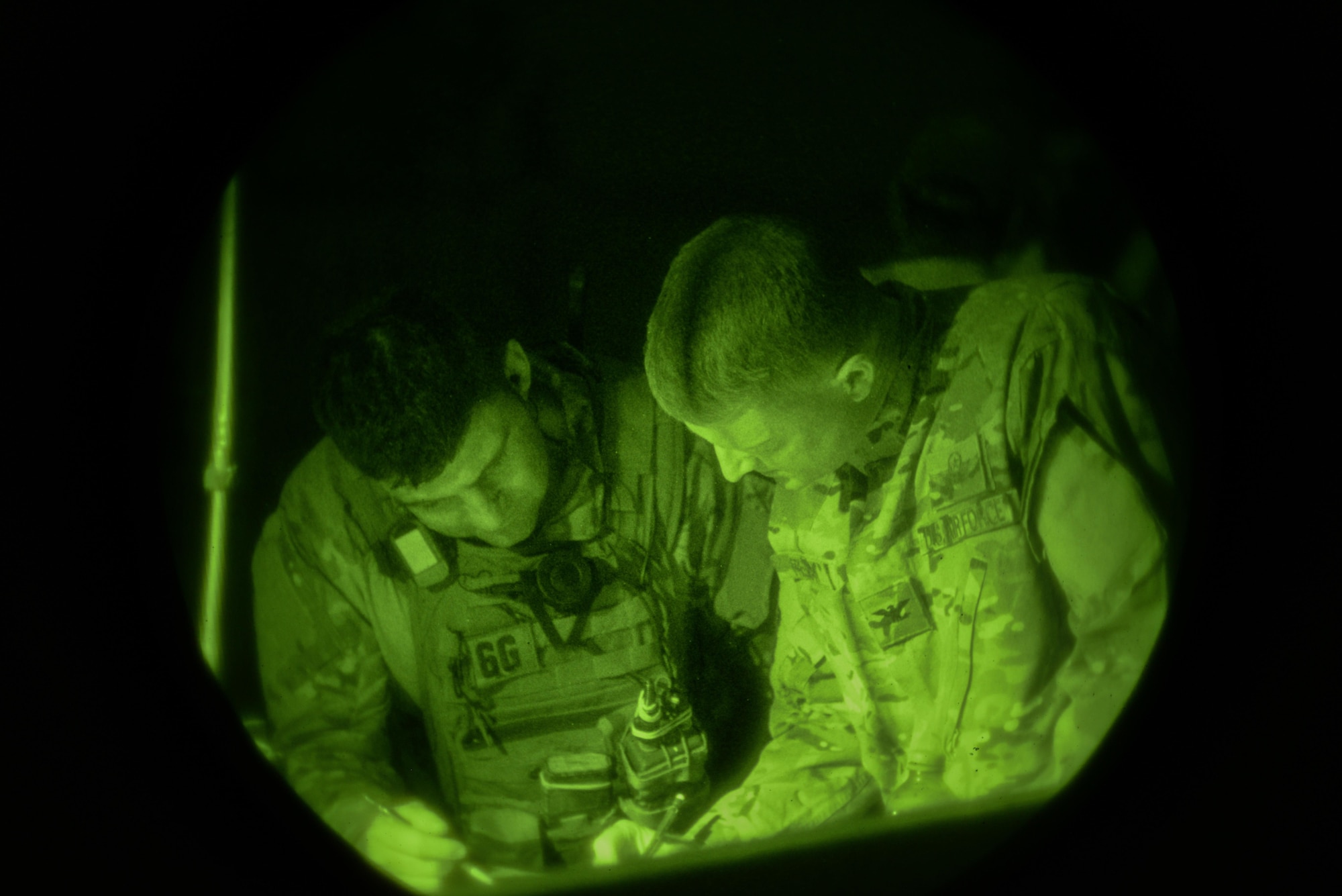 U.S. Air Force Col. William Freeman, 353rd Special Operations Group commander, works with members of the Australian army during exercise Talisman Sabre in the Northern Territory of Australia, June 29, 2015. The purpose of Talisman Sabre is to improve Australian-U.S. readiness for a wide variety of contingencies, strengthen interoperability, maximize combined training opportunities and conduct maritime prepositioning and logistics operations in maritime and littoral training areas of Australia. (U.S. Air Force photo by Senior Airman Stephen G. Eigel)