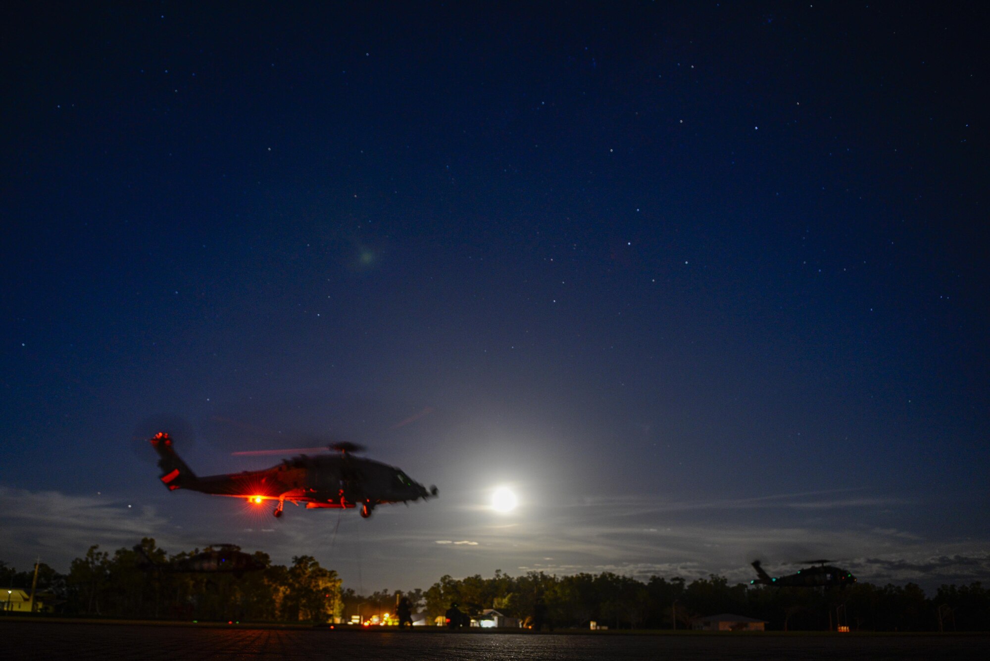 A U.S. Navy HH-60H Seahawk from the 85th Helicopter Sea Combat Squadron drops off U.S. military members during exercise Talisman Sabre in Northern Territory, Australia, July 3, 2015. Exercises such as Talisman Sabre 2015 provide realistic, relevant training which is necessary to maintain regional security, peace, and stability. (U.S. Air Force photo by Senior Airman Stephen G. Eigel)