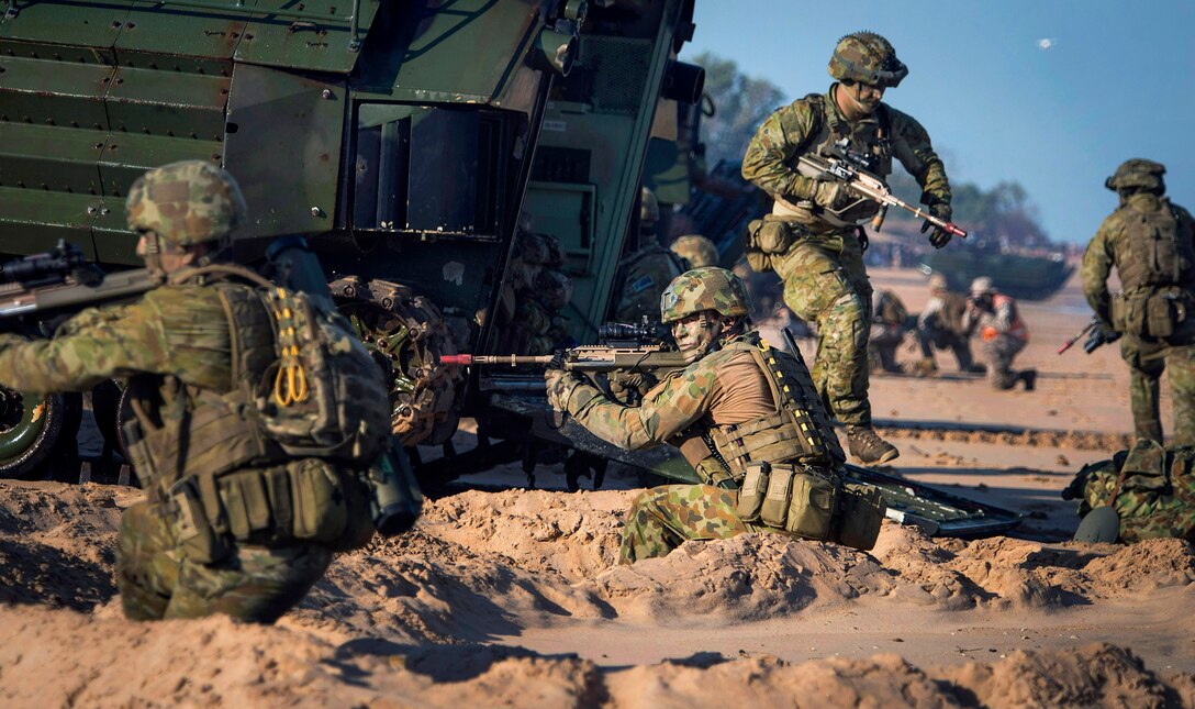 Australian soldiers provide security for an amphibious assault during Talisman Sabre 2015 at Fog Bay, Australia, July 11, 2015. The Australian soldiers are assigned to the 2nd Battalion, Royal Australian Regiment.