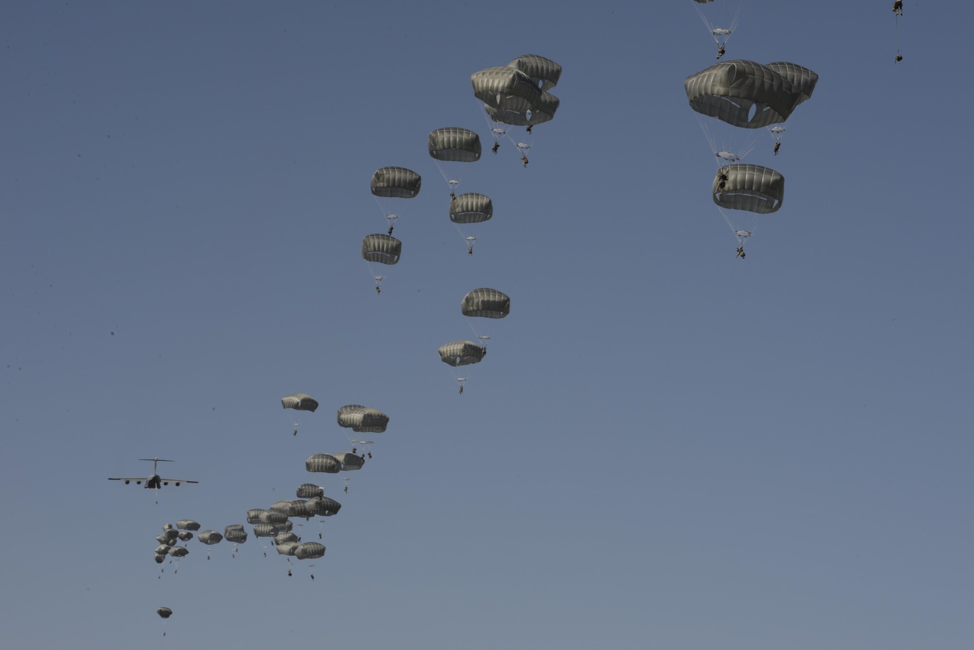 More than 400 U.S. Army 4th Battalion, 25th Infantry Airborne jump from a U.S. Air Force C-17 Globemaster III aircraft during exercise Talisman Sabre in Northern Territory, Australia, July 8, 2015. Exercises such as Talisman Sabre offer a uniquely complex and challenging multinational environment for our forces to hone their skills. (U.S. Air Force photo by Senior Airman Stephen G. Eigel/Released)