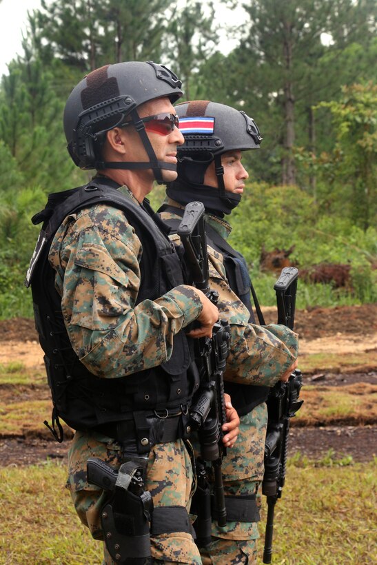 Costa Rican special intervention unit personnel observe a 25-meter marksmanship lane during Fuerzas Comando 2015 in Poptun, Guatemala, July 16, 2015.