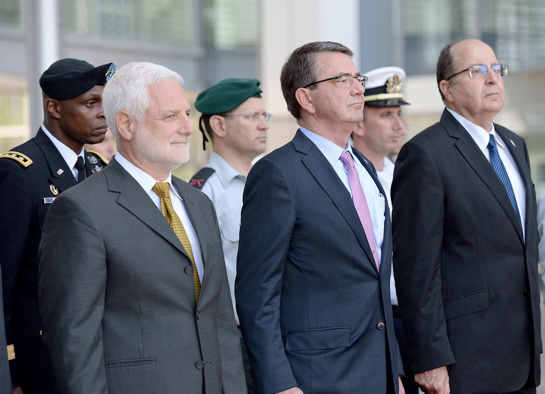 U.S. Defense Secretary Ash Carter, center, and Israeli Defense Minister Moshe Yaalon, right, stand at attention during an honor cordon at Kirya Tower in Tel Aviv, Israel, July 20, 2015.