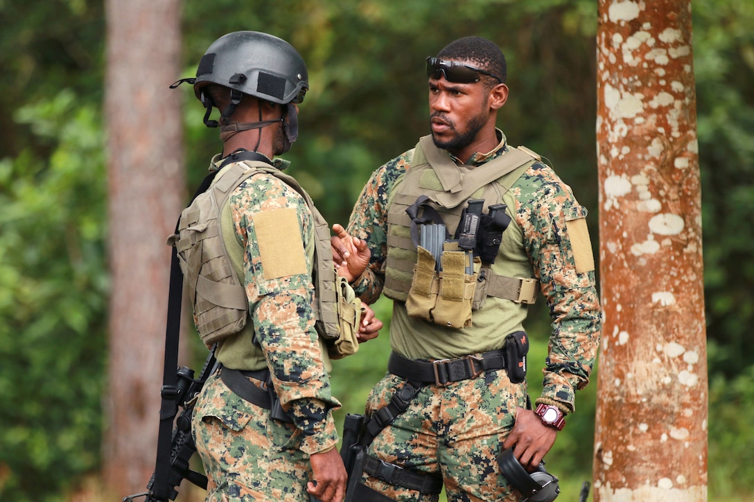 Jamaican soldiers assigned to the Jamaican defense force counterterrorism unit discuss tactics during Fuerzas Comando 2015 in Poptun, Guatemala, July 16, 2015.