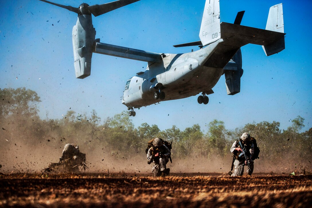U.S. Marines set up a perimeter after a tactical insertion with an MV-22 Osprey as part of an amphibious assault training during Talisman Sabre 2015 at Fog Bay, Australia, July 11, 2015. The bilateral exercise trains joint forces in planning and conducting combined task force operations. The Marines are assigned to the 31st Marine Expeditionary Unit. 