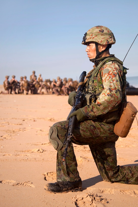 A Japanese soldier conducts a security halt onto Gold Beach as part of an amphibious assault using combat rubber reconnaissance craft during Talisman Sabre 2015 at Fog Bay, Australia, July 11, 2015. 
