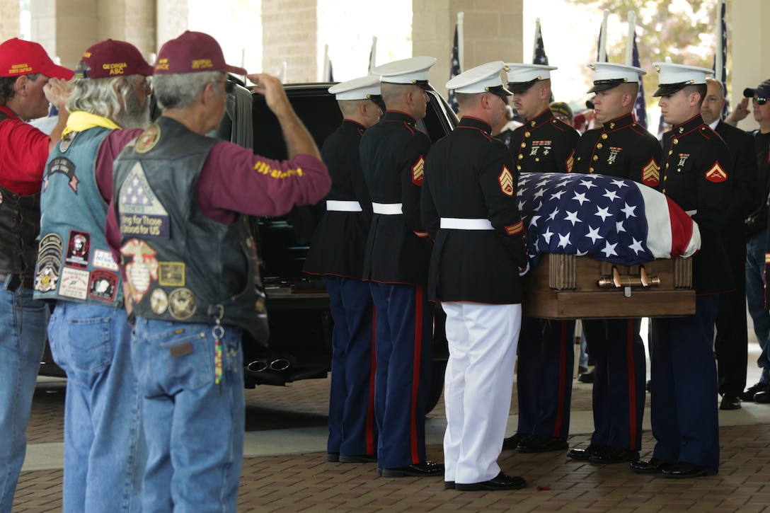 Marines carry Lance Cpl. Skip Wells’ casket into the First Baptist Church of Woodstock July 26, 2015. Wells was one of five service members killed during the shooting at the Naval Operational Support Center and Marine Corps Reserve Center on July 16, 2015. Hundreds of people were present at the service showing their respect and support for Wells, his family and friends. (U.S Marine Corps photo by Corporal Ian Ferro)