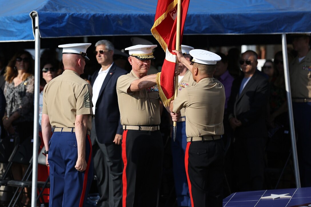 Major Gen. Lawrence D. Nicholson (center) passes the 1st Marine Division colors to Brig. Gen. Daniel D. Yoo (right) during a relinquishment of command ceremony aboard Marine Corps Base Camp Pendleton, Calif., July 30, 2015. The passing of the colors represents the transition of roles and responsibilities of the commanding general.