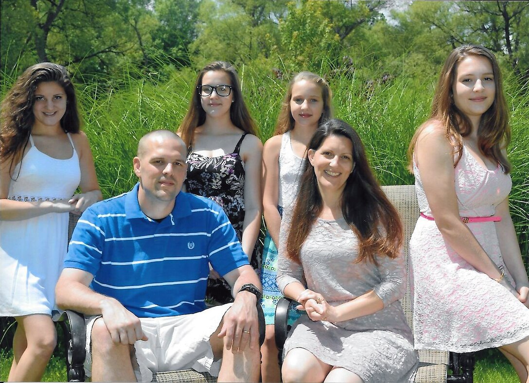 From left, Brooke Mason, 18; Air Force Senior Master Sgt. David Mason, a first sergeant at Fort George G. Meade, Md.; Venessa Mason, 13; Laura Mason, 11; Mason’s wife, Jennifer; and Melanie Mason, 15; pose for a family portrait. Courtesy photo
