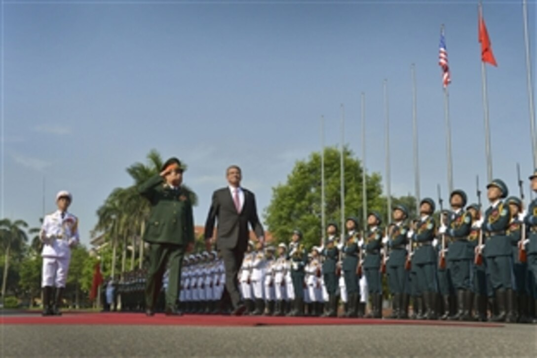 Vietnamese Minister of Defense General Phung Quang Thanh welcomes Defense Secretary Ash Carter with an honor cordon in Hanoi, Vietnam, June 1, 2015.  Carter is on a 10-day trip to the Asia-Pacific to meet with partner nations and affirm U.S. commitment to the region.