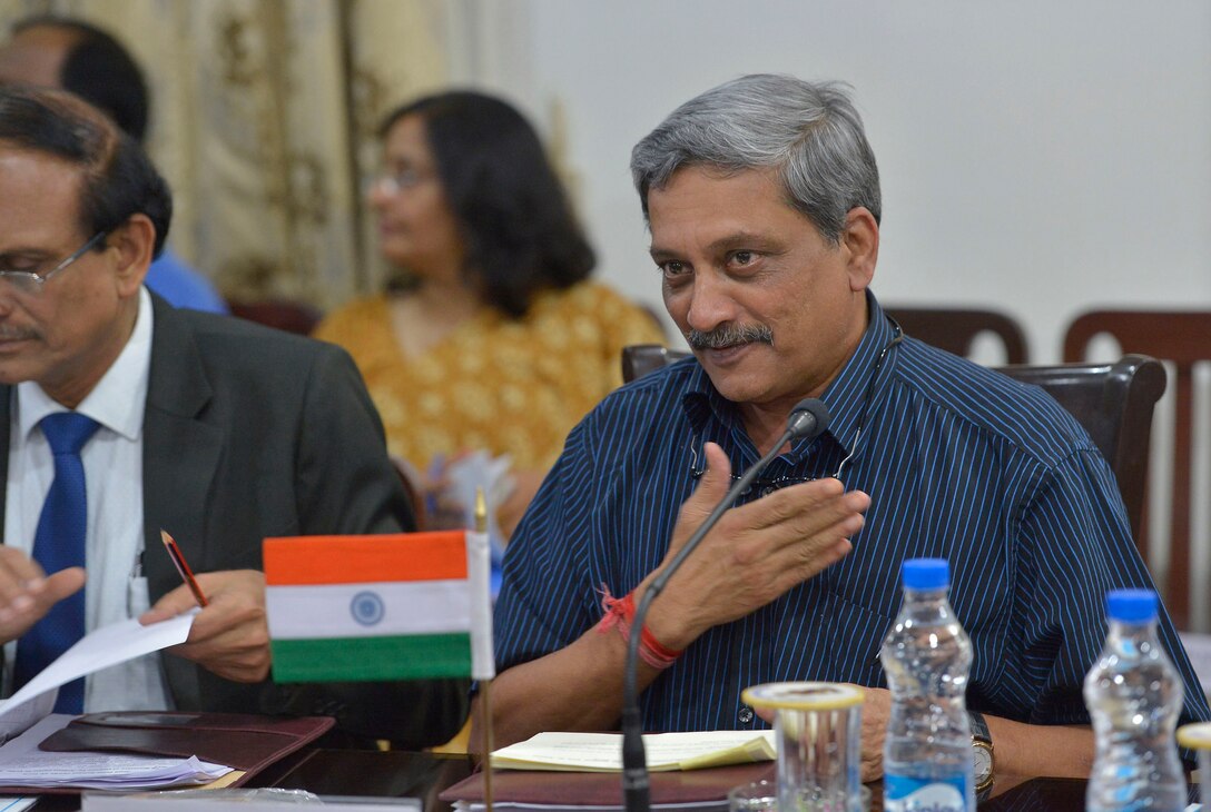 Indian Defense Minister Manohar Parrikar welcomes U.S. Defense Secretary Ash Carter to a meeting in New Delhi, India, June 3, 2015. 