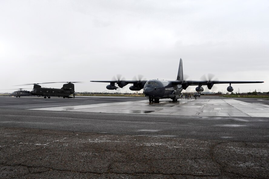 (L to R) A U.S. Air Force HH-60 Pave Hawk, a U.S. Army CH-47D Chinook and a U.S. Air force C-130H Hercules wait to transport equipment, service members and University of Arizona and Northern Arizona University students after the completion of an Angel Thunder 2015 mass casualty exercise at Winslow-Lindbergh Regional Airport, Ariz., June 5, 2015. U.S. military forces and partner nations worked together during the exercise to transport simulated patients from Camp Navajo Training Site to the casualty collection point located at the Winslow-Lindbergh Regional Airport. (U.S. Air Force photo/Tech. Sgt. Courtney Richardson/Released)