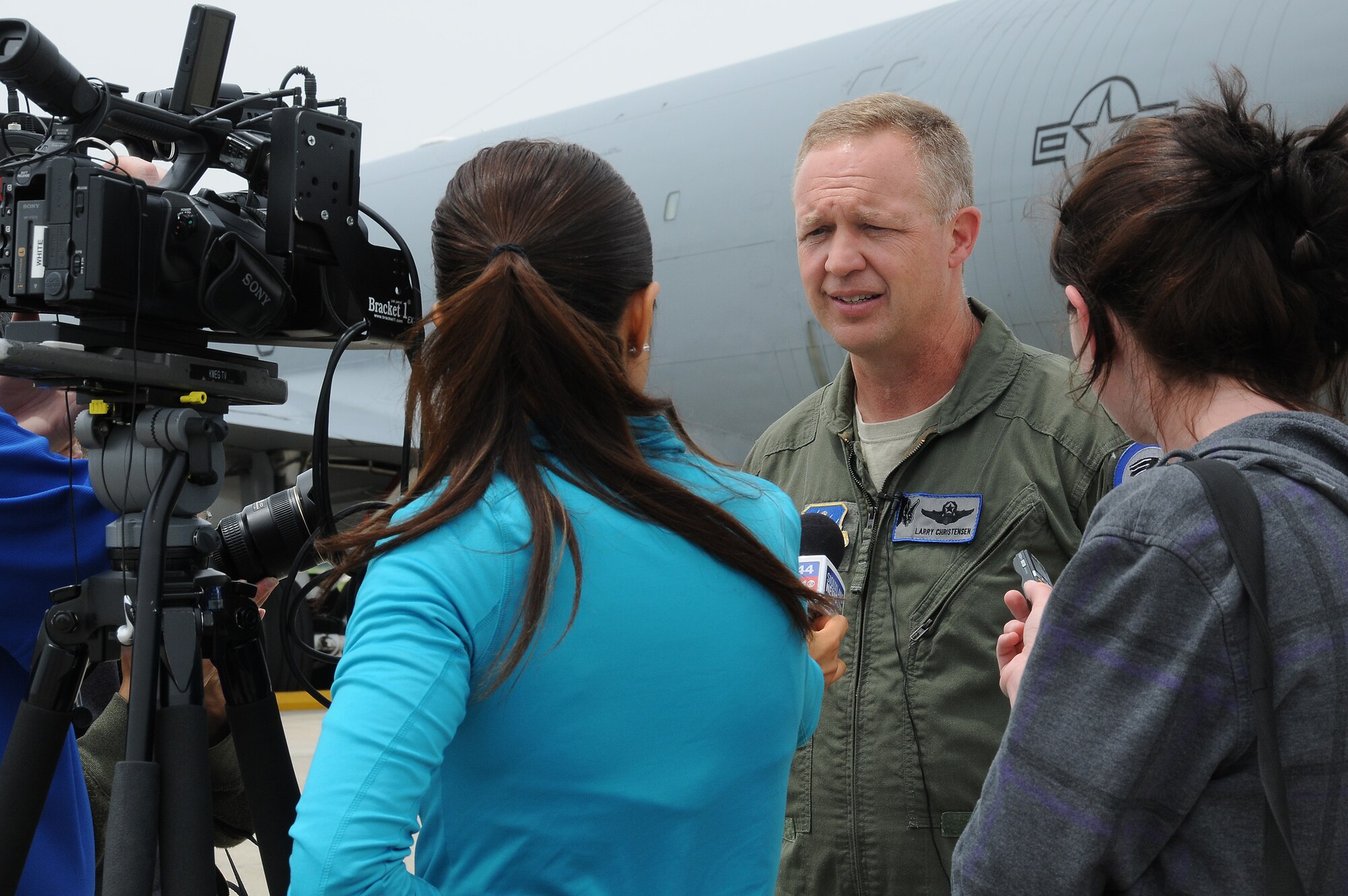 185th Air Refueling Wing Commander, Col Larry Christensen, talks to Journalists at a media day event in Sioux City, Iowa on Thursday June 4, 2015.  Journalists from the Sioux City area were invited to fly with the Iowa Air National Guard’s 185th Air Refueling Wing.  (U.S. Air National Guard photo by Master Sgt. Vincent De Groot/Released)