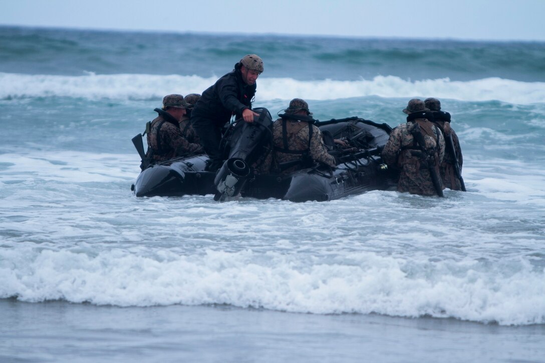 Marines with Reconnaissance Platoon, 1st Radio Battalion, I Marine Expeditionary Force Headquarters Group, participate in an amphibious training evolution aboard Marine Corps Base Camp Pendleton, Calif., June 4, 2015. The week-long training focused on preparing the Marines for reconnaissance missions from the sea. (Photo by LCpl. Danielle Rodrigues/Released)