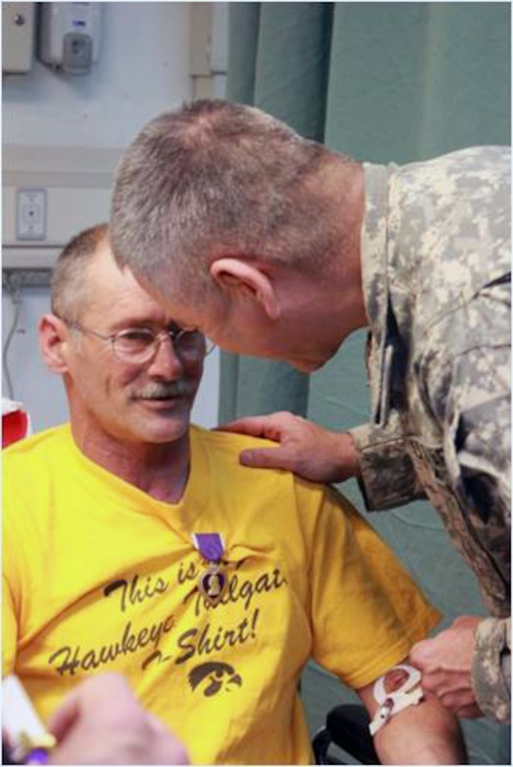 Army Staff Sgt. Dennis LeFrancois, a Kentucky Guardmember, receives the Purple Heart Medal from Army Maj. Gen. John Campbell, commander of the 101st Airborne Division, after returning home recently from a deployment to Afghanistan.
