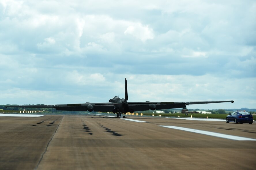 A U-2 Dragon Lady, from Beale Air Force Base, Calif., touches down at RAF Fairford, United Kingdom, June 9, 2015. During a landing, the pilot must maintain an optimal balance, otherwise the aircraft could tip to one side. (U.S. Air Force photo by Staff Sgt. Jarad A. Denton/Released)