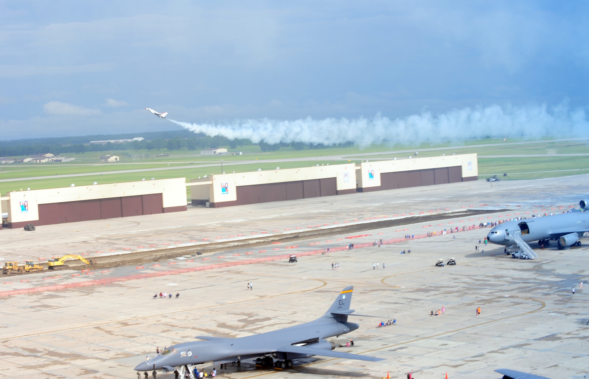 The U.S. Air Force Thunderbirds perform an aeronautical demonstration at Whiteman Air Force Base, Mo., June 13, 2015. The F-16 fighting falcon has key features to include a frameless bubble canopy for increased visibility, side-mounted control stick to ease control while maneuvering and the use of a relaxed static stability control system to help  make it a nimble aircraft. (U.S. Air Force photo by Senior Airman Keenan Berry/Released)