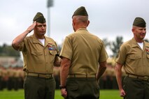 Sergeant Major David L. Jobe relinquishes the role as senior enlisted advisor of 1st Marine Division to Sgt. Maj. William T. Sowers aboard Marine Corps Base Camp Pendleton, Calif., June 12, 2015. Sowers most recently served as the sergeant major for the Marine Corps Training and Education Command in Quantico, Va.