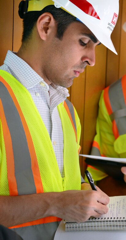 Othon Oliviera, program manager with Agência Nacional de Águas, Brazil, makes notes during a June 3, 2015, site visit in Sacramento, California.