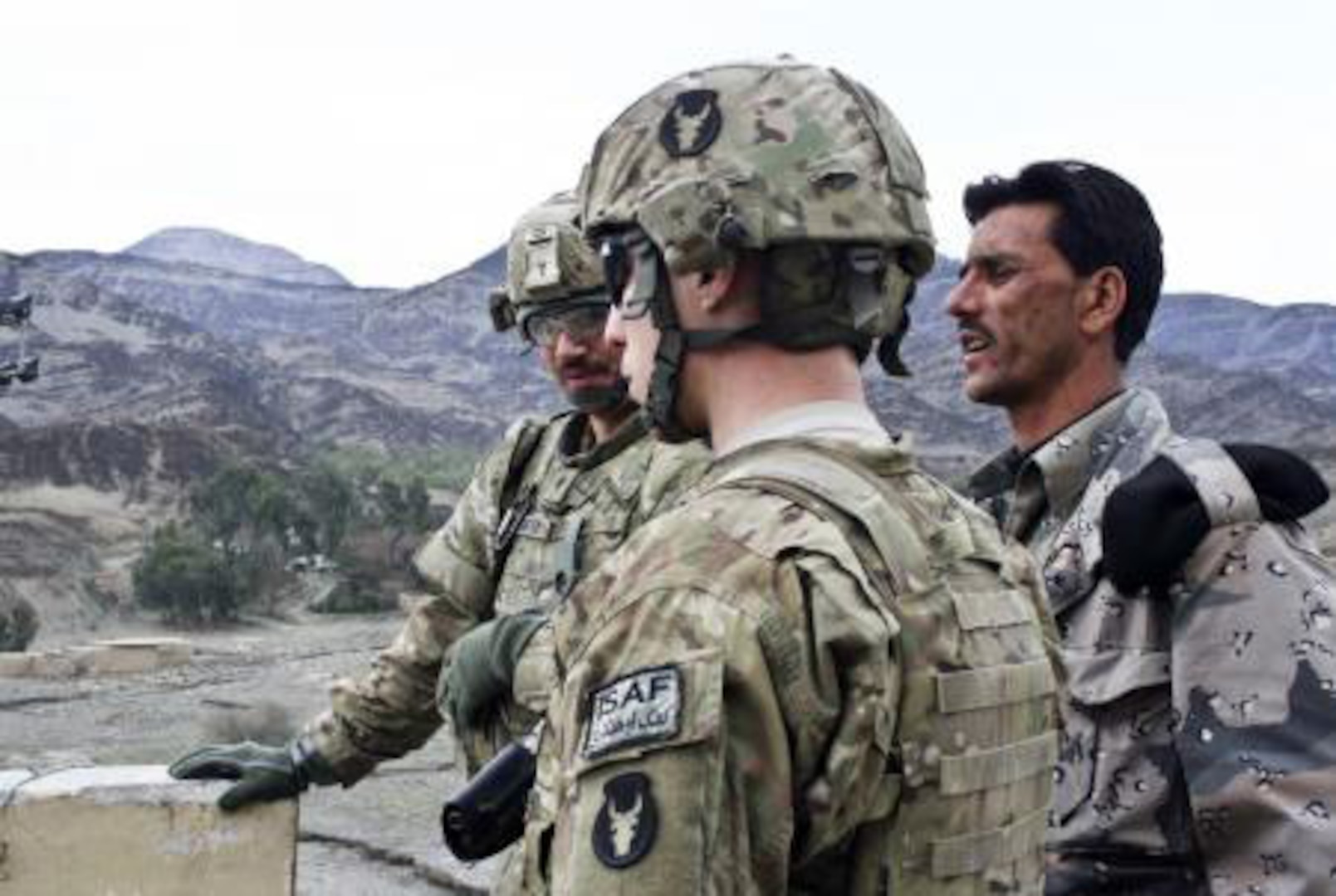Army Spc. John Meyer and Spc. Chris Linssen, infantrymen with Company B, 1st
Battalion, 133rd Infantry Regiment, 2nd Brigade Combat Team, 34th Infantry
Division, Task Force Red Bulls, watch the pedestrian walkway with an Afghan
Border Police dog handler at Torkham Gate on the Afghanistan border March 7.