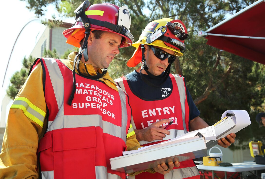 The Camp Pendleton Fire Department, the San Diego County Environmental Health Department and the U.S. Army’s 9th Civil Support Team conducted a hazardous materials exercise at the Paige Fieldhouse here, June 15.
The exercise was conducted in conjunction with Semper Durus, a full-scale base Force Protection exercise from June 15 – 19. Semper Durus is a regional command post exercise and is comprised of a series of field training scenarios designed to improve regional command and control, enhance interagency coordination, and improve installation capabilities to respond to, and recover from, a crisis event and validate the installation mission assurance all-hazard plan.
