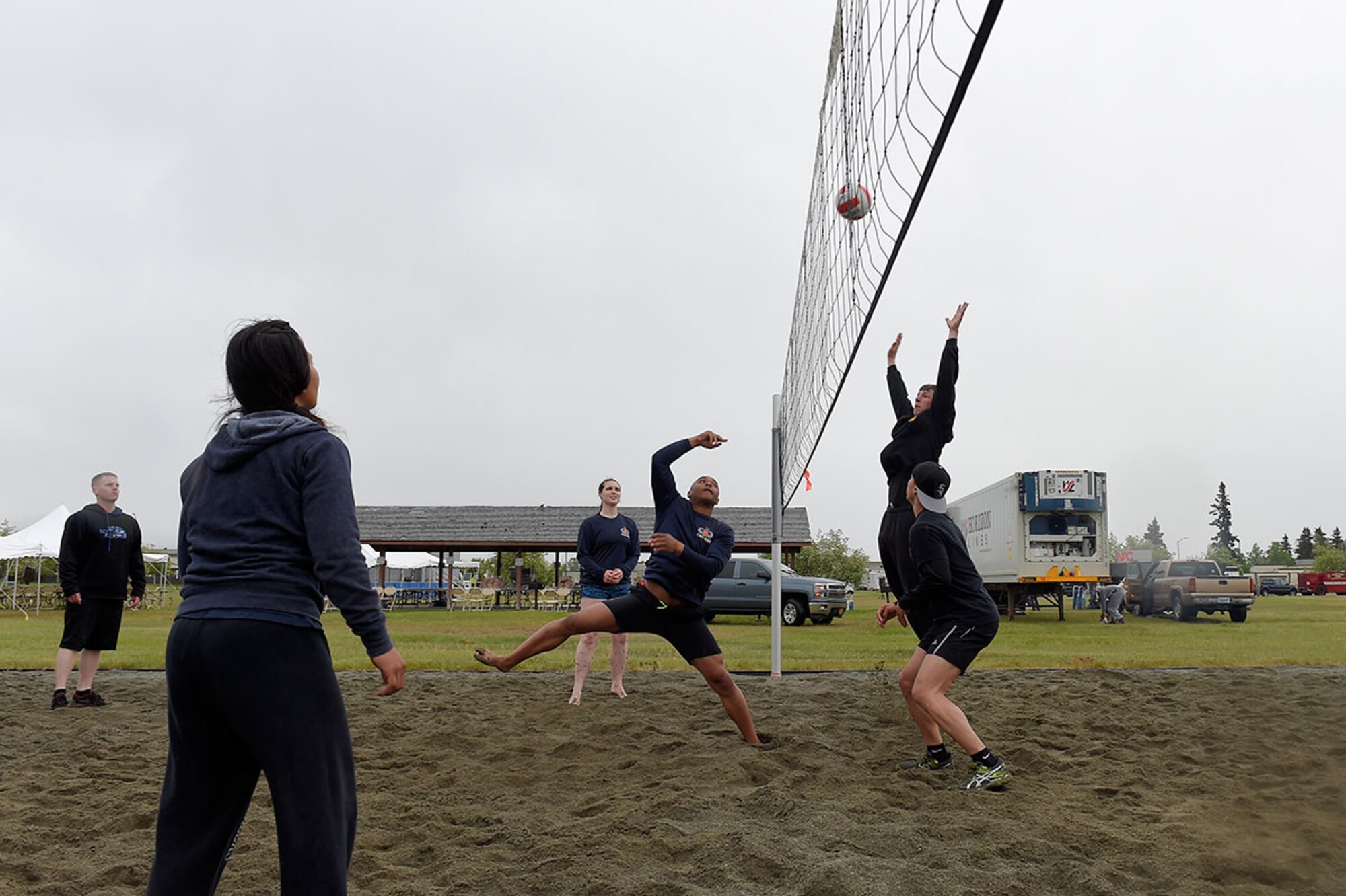 Soldiers assigned to the 725th Brigade Support Battalion (Airborne), left, and 3rd Battalion (Airborne), 509th Infantry Regiment, play volleyball during the Arctic Warrior Olympics on June 5. (U.S. Air Force photo/Alejandro Pena)
