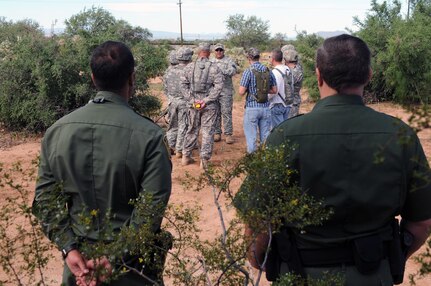 Border Patrol agents observe Arizona National Guard Soldiers training for
Operation Copper Cactus at an undisclosed location in Arizona on Aug. 25,
2010. Operation Copper Condor is the Arizona National Guard's contribution
to the up to 1,200 National Guard troops being deployed to support the
Border Patrol and Immigration and Customs Enforcement in the four Southwest
border states.