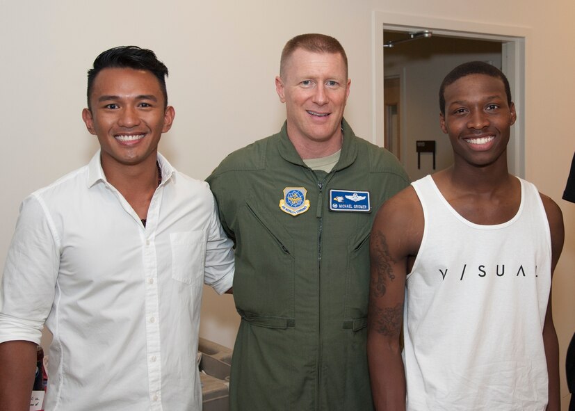 Col. Michael Grismer, 436th Airlift Wing commander, stands with Senior Airman Poler Oliveros, 436th Operations Support Squadron aircrew flight equipment technician, left, and Airman 1st Class Dailan Gudger, 436th Security Forces Squadron patrolman, right, June 9, 2015, at the Health Promotion Flight kitchen in the Fitness Center on Dover Air Force Base, Del. The purpose of the course is to teach Airmen, who live in the dorms, how to cook healthy meals. (U.S. Air Force photo/Senior Airman Jared Duhon) 