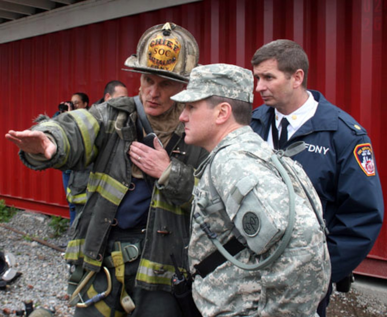 New York Army National Guard Lt. Col. Dennis Deeley coordinates the confined
space extraction of casualties with incident commander Chief Don Hayde from
the New York City Fire Department's Special Operations Command during a joint
interagency training event, May 3, 2008, between the FDNY and the New York
National Guard at the FDNY's fire training academy on Randall's Island, N.Y.