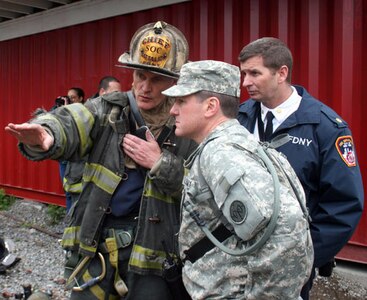 New York Army National Guard Lt. Col. Dennis Deeley coordinates the confined
space extraction of casualties with incident commander Chief Don Hayde from
the New York City Fire Department's Special Operations Command during a joint
interagency training event, May 3, 2008, between the FDNY and the New York
National Guard at the FDNY's fire training academy on Randall's Island, N.Y.