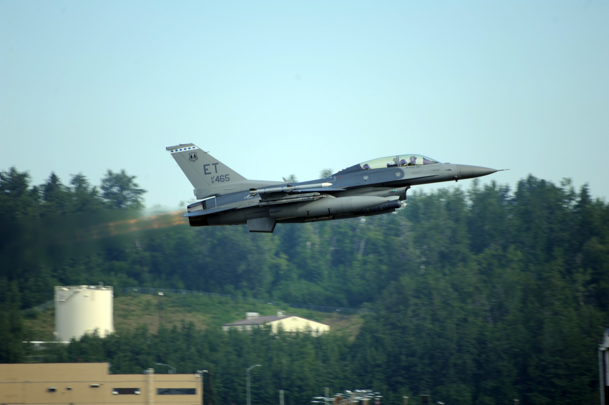 A U.S. Air Force F-16 from, Eglin Air Force Base, Florida takes off during Exercise Northern Edge from Joint Base Elmendorf-Richardson, June 16, 2015. Northern Edge 2015 is Alaska’s premier joint training exercise designed to practice operations, techniques and procedures as well as enhance interoperability among the services. Thousands of participants from all the services; from active duty, Reserve and National Guard units are involved. (U.S. Air Force photo/Staff Sgt. William Banton)‪