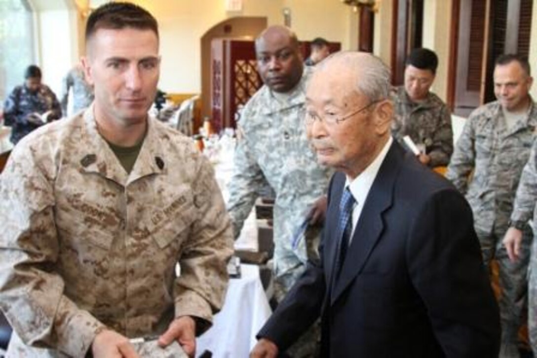 Gen. Paik Sun-Yup briefs senior enlisted leaders